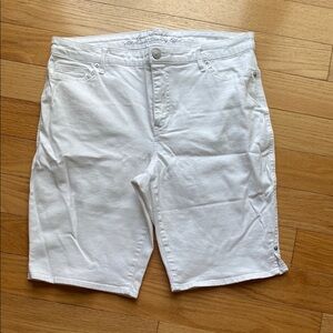 Gloria Vanderbilt, All-Around Slimming Effect Bermuda shorts, size 14 white